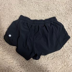 Black size 2 Lululemon Hotty Hot Low-Rise Lined Short 2.5”